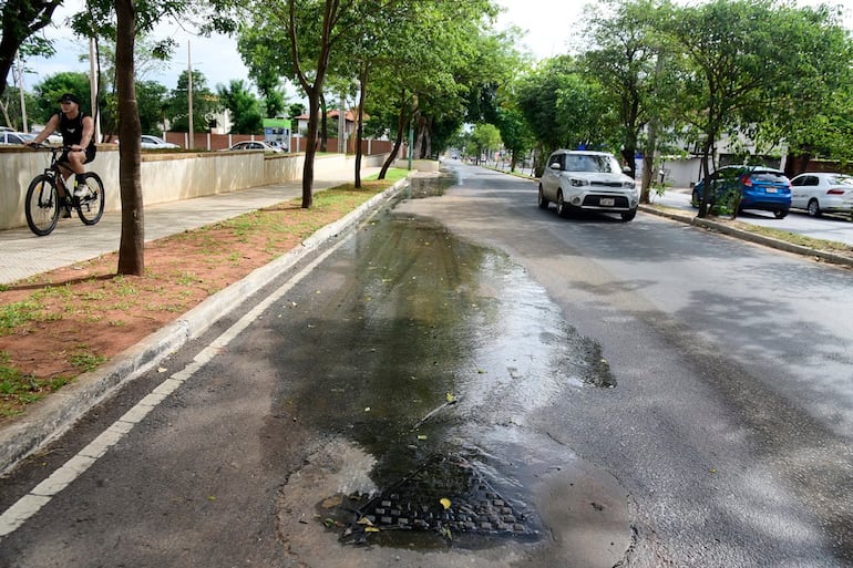 El agua de cloaca se extiende por varias cuadras hasta llegar a la avenida Luis María Argaña.