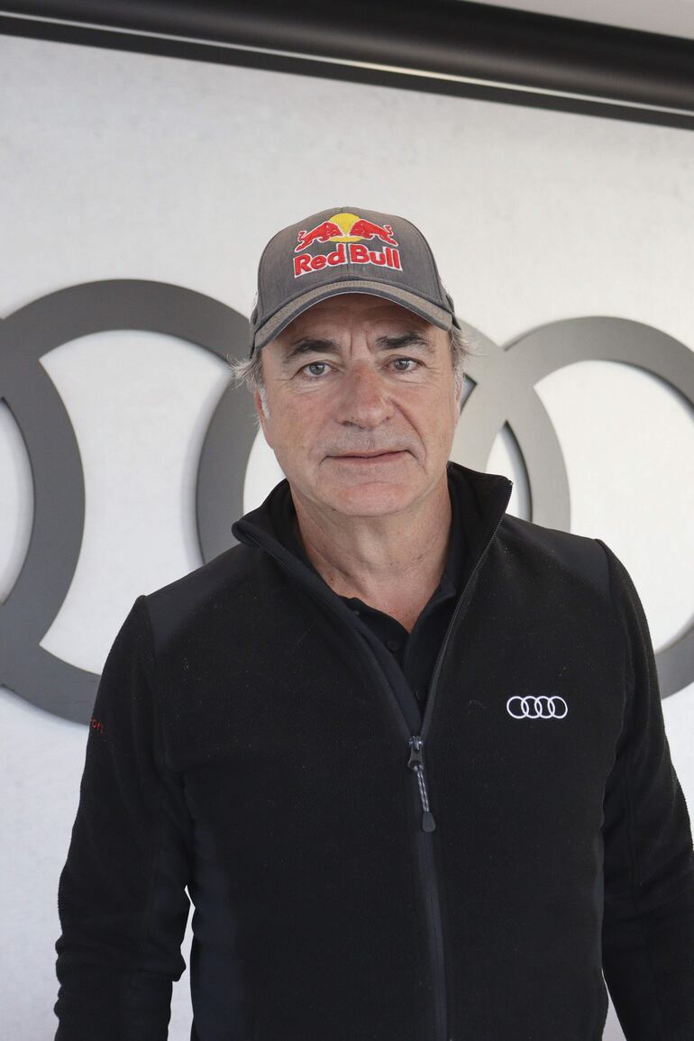 Carlos Sainz (Audi Sport) sigue como líder entre los Coches.