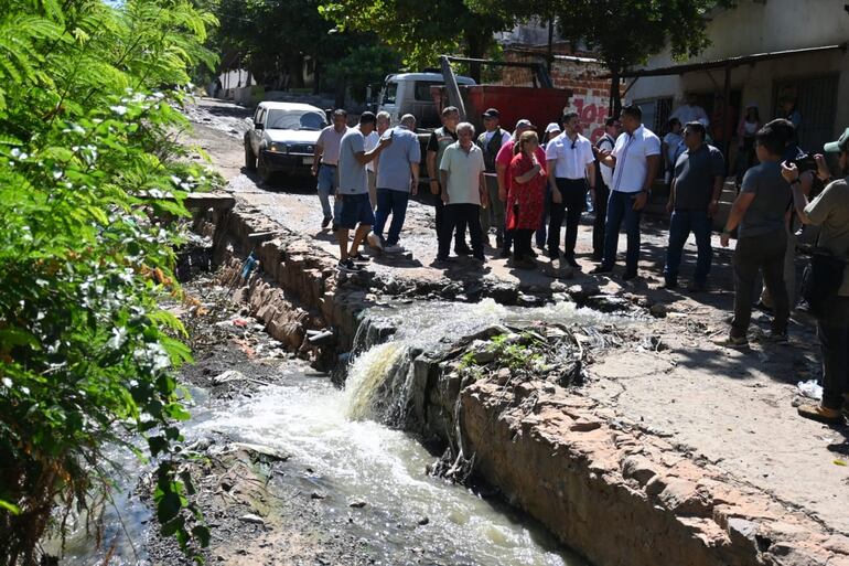 Cloaca a cielo abierto sobre Lidio Cantaluppi afecta a vecinos de San Cayetano.