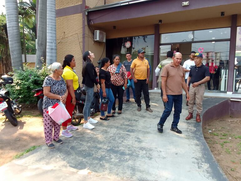 Familias afectadas saliendo de la sede judicial de San Estanislao. Un grupo de familias asentadas en una fracción de diez hectáreas de tierra ubicada en la colonia Yvype 4ª Línea, del municipio de Lima, departamento de San Pedro, reclama al Instituto Nacional de Desarrollo Rural y de la Tierra (Indert) la solución del conflicto judicial que mantienen con otro colono de la zona por la tenencia del inmueble.