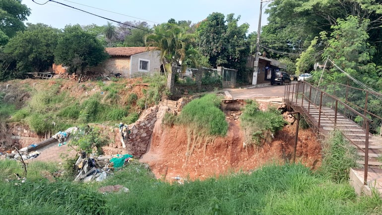 Varias casas corren riesgo de ser "tragados" por un barranco en el barrio Mbocayaty de San Antonio.