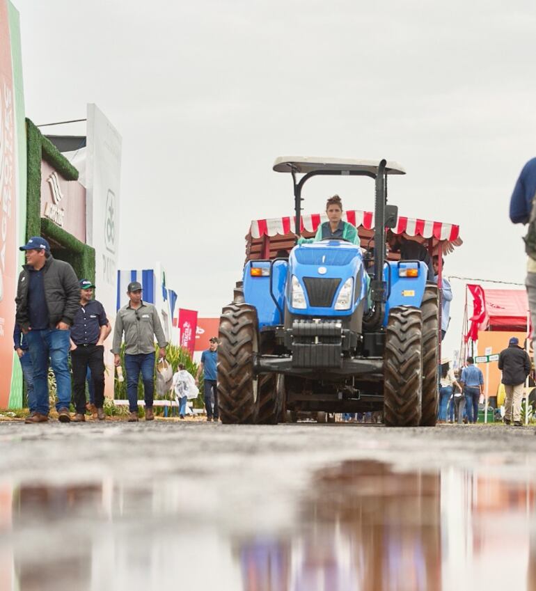 La lluvia del día jueves no fue impedimento para que los visitantes llegarán hasta Innovar.