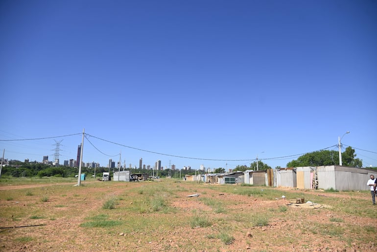 Vista de la fracción A3 de la Costanera norte, que el imputado intendente de Asunción, Óscar "Nenecho" Rodríguez (ANR-HC) pretende rematar.