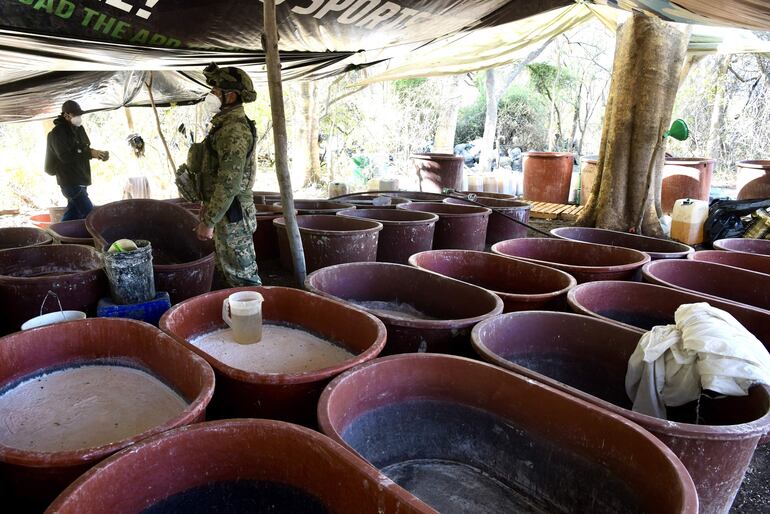 Autoridades mexicanas descubrieron en el estado mexicano de Sonora, cerca de la frontera con Estados Unidos, un enorme laboratorio para la producción de droga sintética donde decomisaron 80 toneladas de metanfetaminas, con un valor en el mercado superior a los 600 millones de dólares.