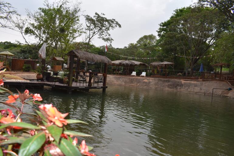 Se puede hacer kayak en el lago.