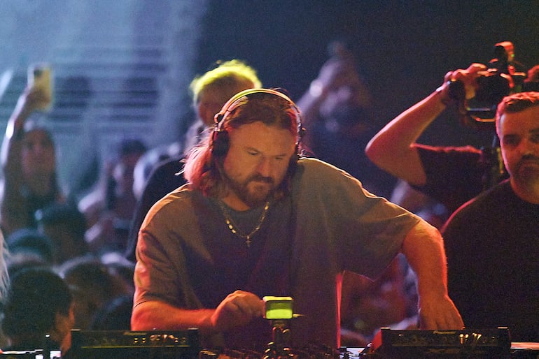 El DJ y productor Solomun en plena acción durante su set en la fiesta Ologram, realizada en el Anfiteatro de San Bernardino.