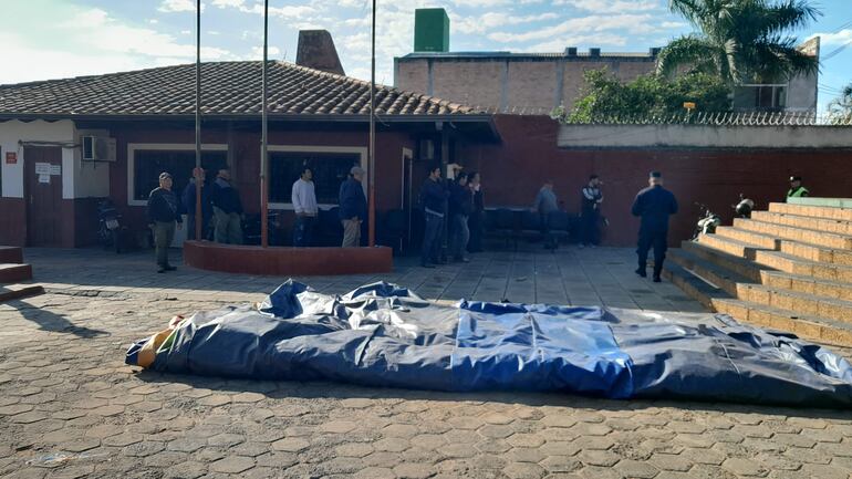 Desde las oficinas que se encuentran en la plaza Fulgencio Yegros, algunos funcionarios reaccionaron contra los manifestantes.