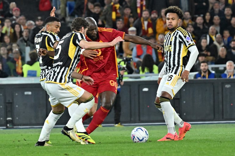 Roma's Belgian midfielder #90 Romelu Lukaku (C) fights for the ball with Juventus' Italian midfielder #05 Manuel Locatelli (2L) during the Italian Serie A football match between Roma and Juventus at the Olympic stadium, in Rome on May 5, 2024. (Photo by Andreas SOLARO / AFP)