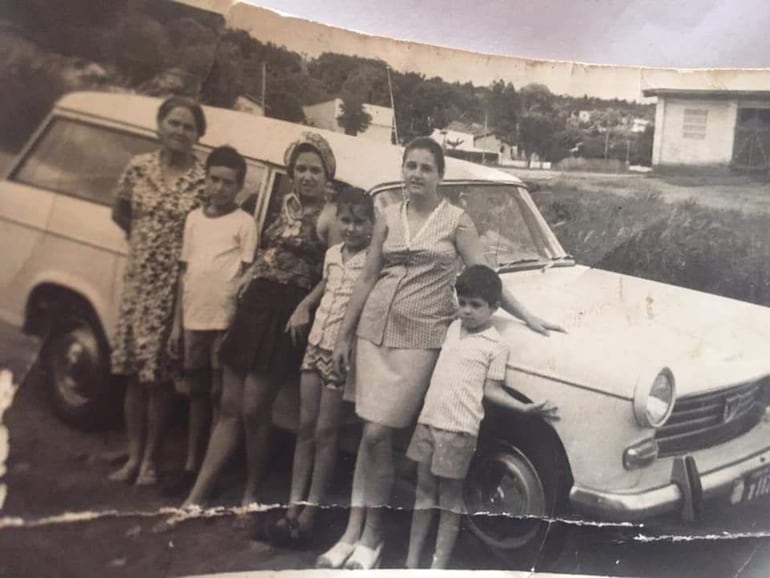 La familia de Liduvina Torres junto con el primer vehículo en el que transportaban las mercaderías para el pequeño taller de talabartería.