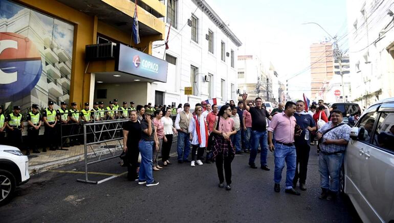 La movilización se realizó en la sede central de la institución. 