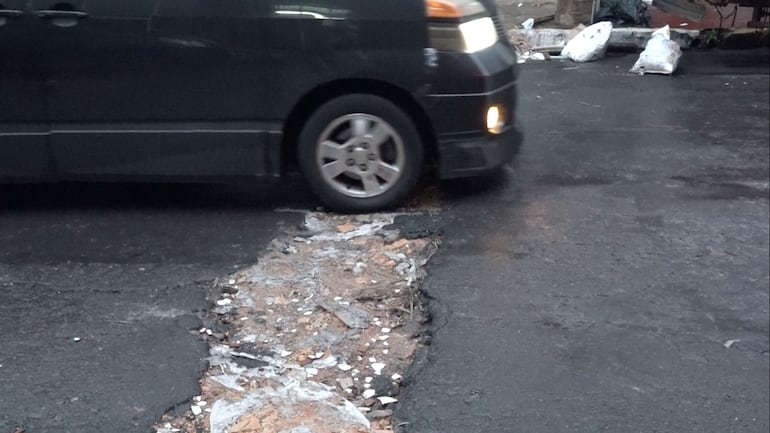 Bache sobre Mayor Fleitas y José A. Flores, inmediaciones de Mercado 4, en Asunción. 