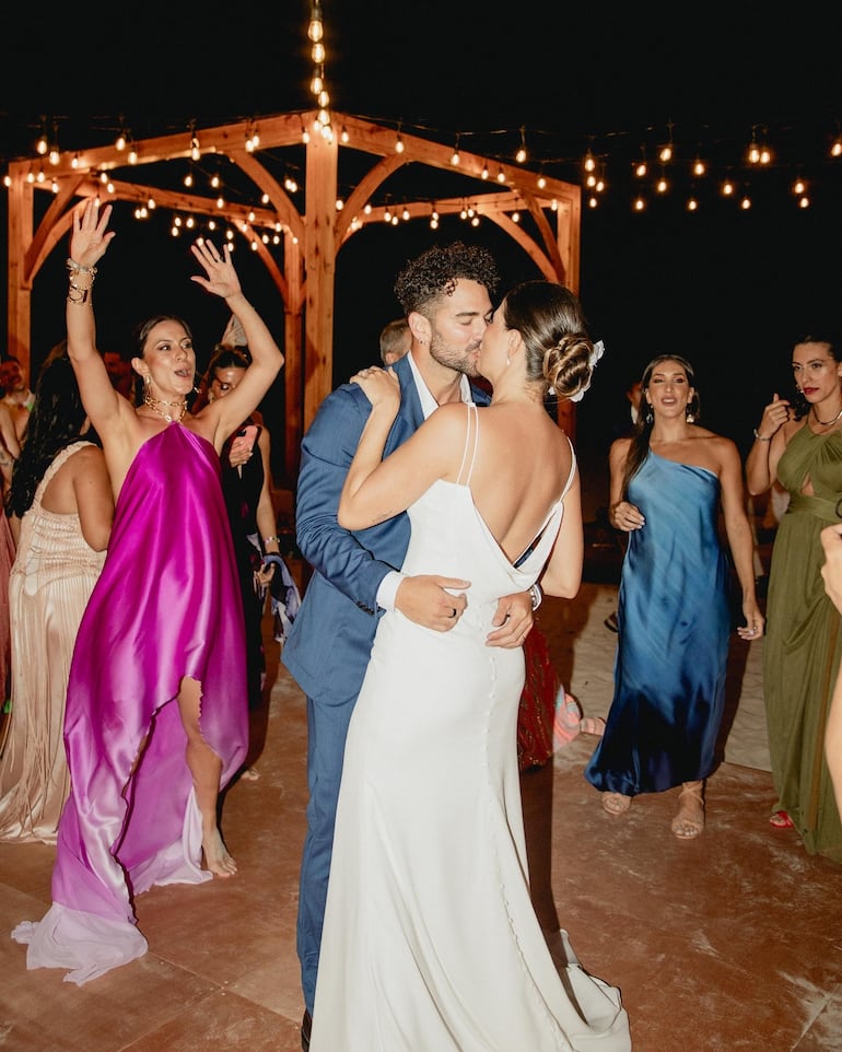 Alba Riquelme y Renato Prono bailando enamorados en Cuba. (Instagram/Alba Riquelme)