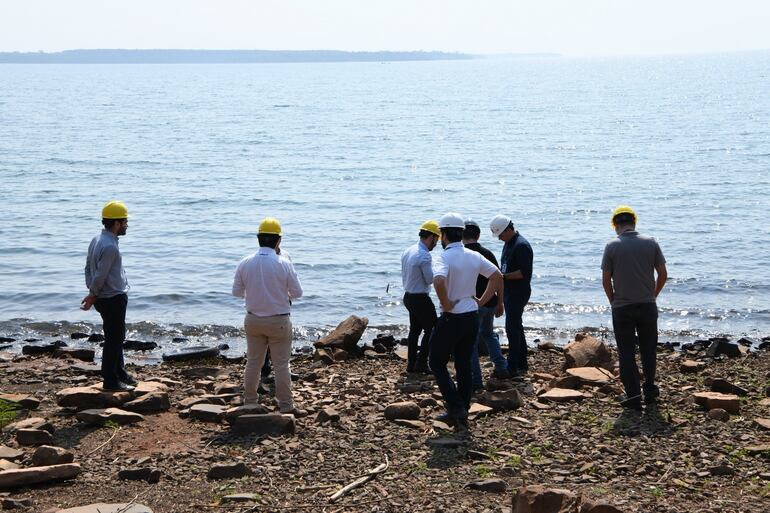 Representantes de empresas paraguayas y brasileñas visitan zona donde se instalará la planta solar flotante de Itaipú.