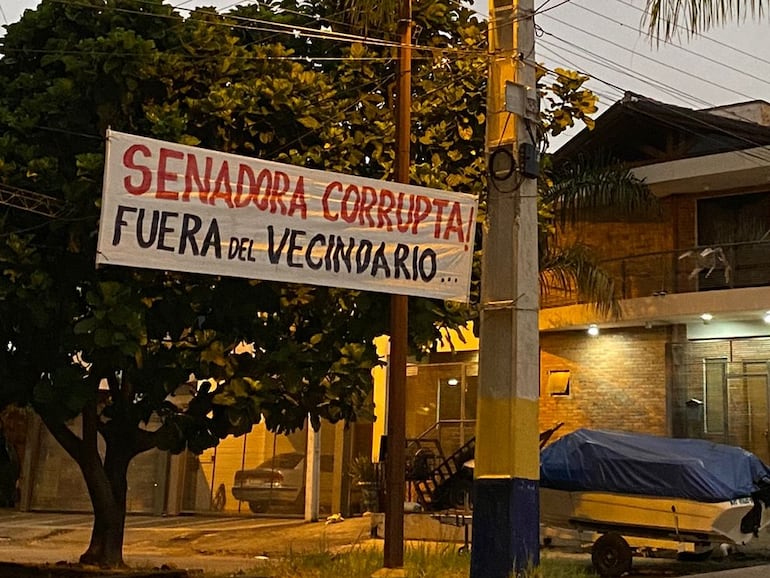 Vecinos de la senadora Zenaida Delgado manifestaron su molestia por destitución de Kattya González. (Archivo)