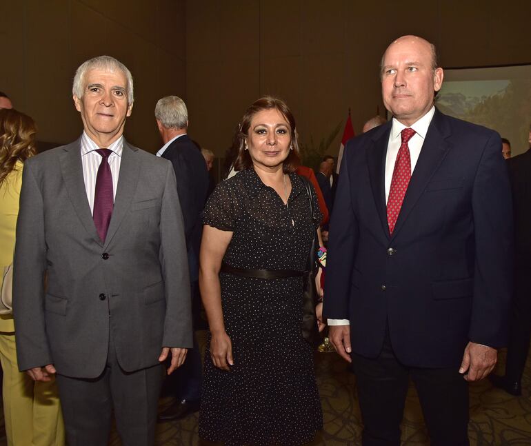 El embajador de México en Paraguay, Juan Manuel Nungaray, Jacqueline Morán y Robert Bosch.
