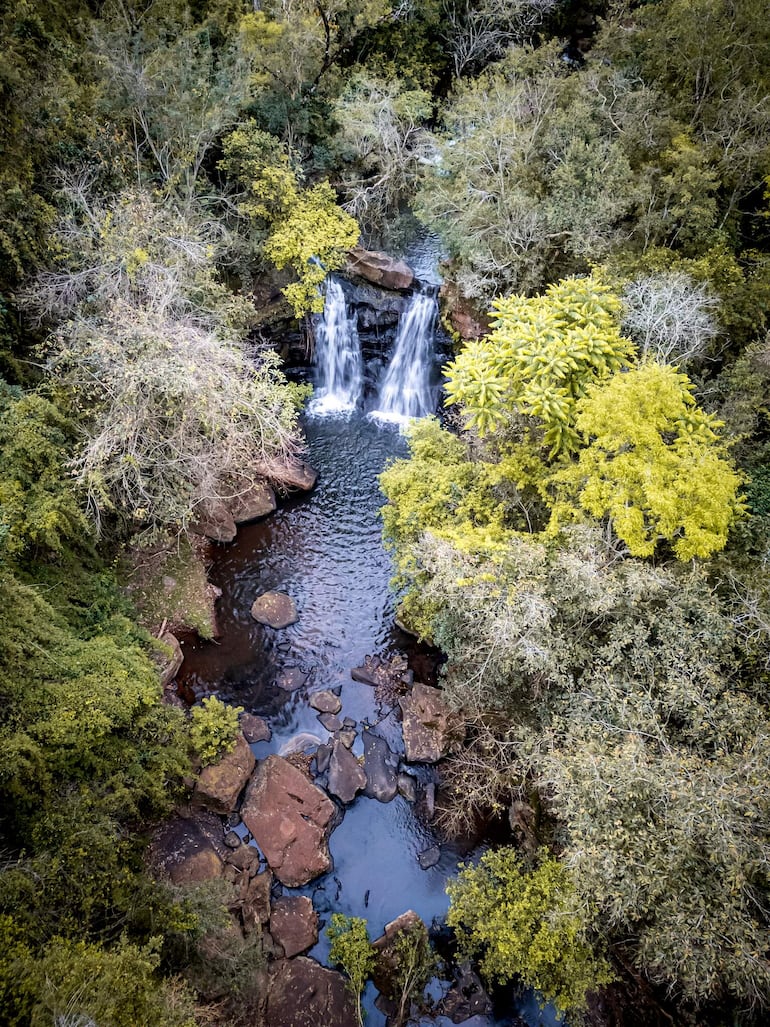 Una imagen espectacular desde el aire muestra la caída principal y parte de las piscinas naturales que se forman en el cauce hídrico.