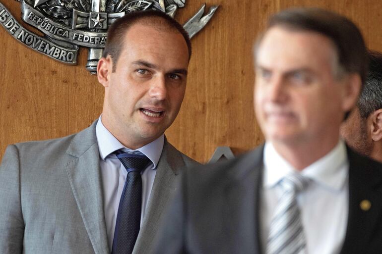 El diputado Eduardo Bolsonaro (i), hijo del presidente electo de Brasil, Jair Bolsonaro (d).