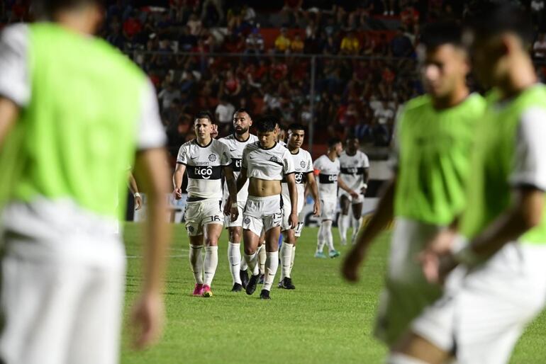 Los jugadores de Olimpia abandonan el campo de juego al finalizar el primer tiempo del partido frente a General Caballero en el estadio Ka'arendy, en Juan León Mallorquín.