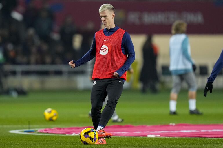 BARCELONA, 21/12/2024.- El delantero del Barcelona Dani Olmo en el calentamiento previo al partido de LaLiga entre el Barcelona y el Atlético de Madrid, este sábado en el estadio olímpico Lluis Companys. EFE/ Siu Wu
