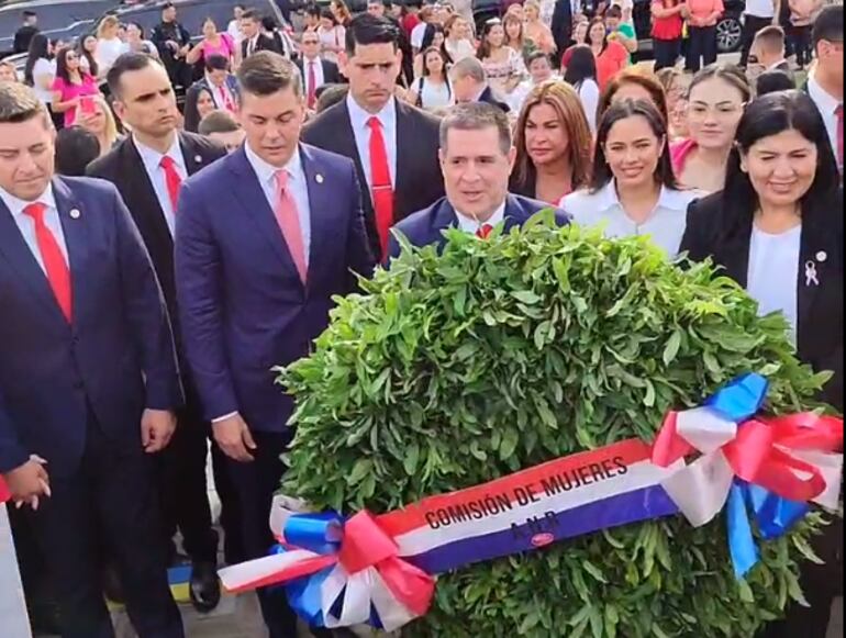 El presidente de la ANR, Horacio Cartes, junto al presidente de la República, Santiago Peña y el vicepresidente Pedro Alliana.