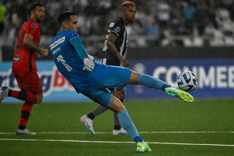 Roberto Gatito Fernández despejando el balón. El arquero paraguayo jugó anoche luego de ocho meses.