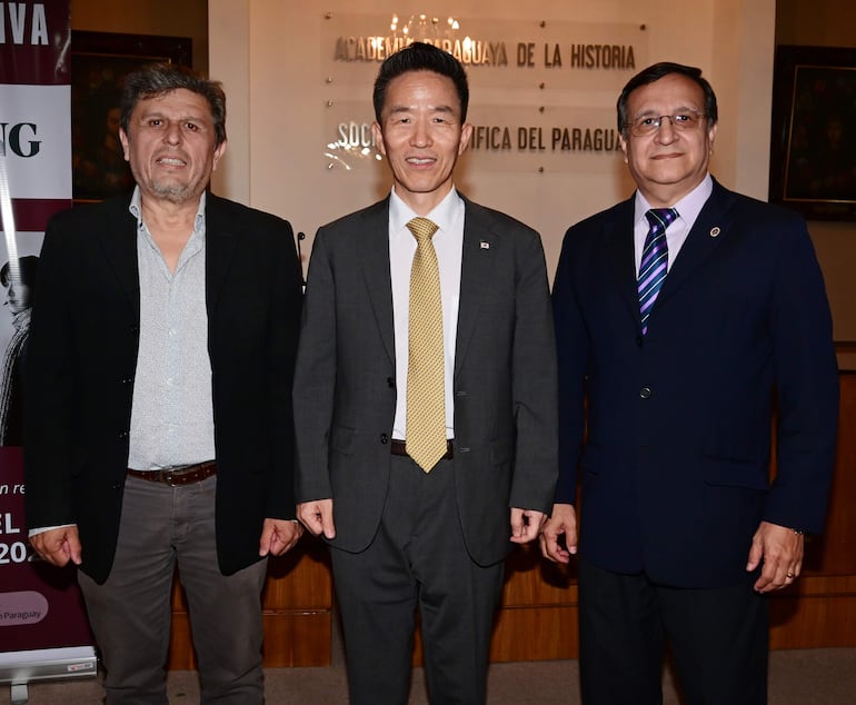 Marcos Ibáñez, Chan-sik Yoon, embajador de Corea y Gustavo Acosta. 