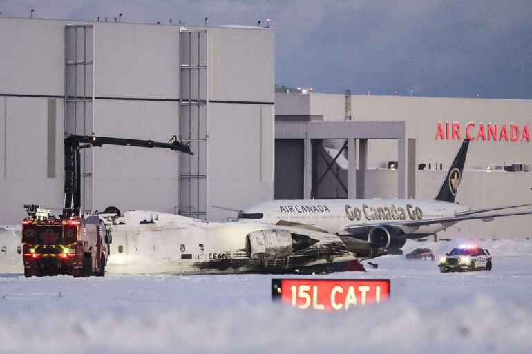  Al menos 18 personas resultaron heridas, tres de gravedad, en el aparatoso accidente de un avión de pasajeros de la aerolínea estadounidense Delta que volcó cuando aterrizaba en el aeropuerto Pearson de Toronto, en Canadá, y quedó bocabajo en la pista. EFE/ EDUARDO LIMA
