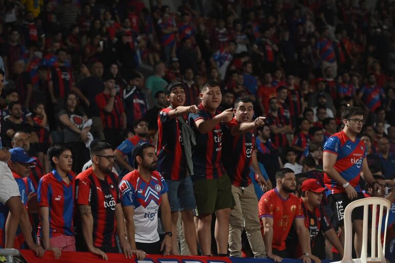 Los hinchas de Cerro Porteño reclaman a los jugadores por la derrota 3-1 contra Guaireña en el estadio La Nueva Olla.