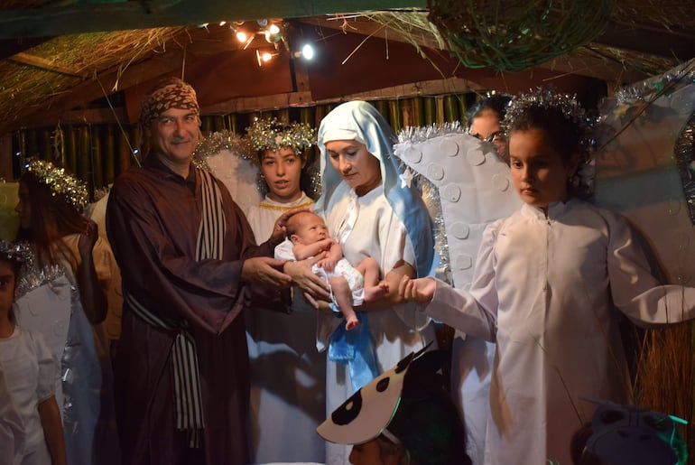 Emotivo momento se vivió cuando se anunció el nacimiento del niño Jesús, y se festejó con estallido de petardos y juegos artificiales.