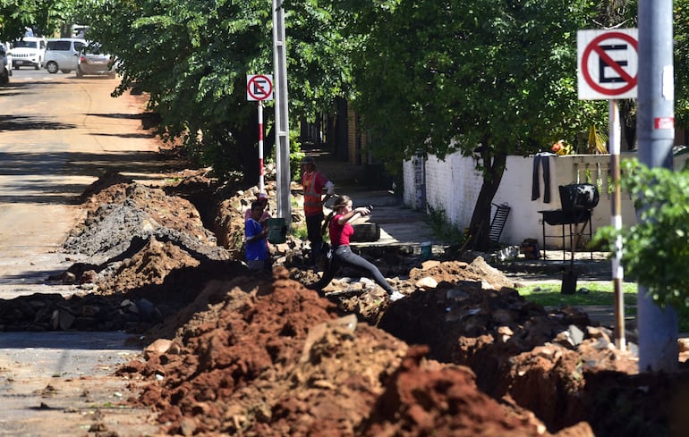 En la calle Sucre inició el cambio de cañerías por lo que su intersección, Coronel Cabrera, está clausurada. 