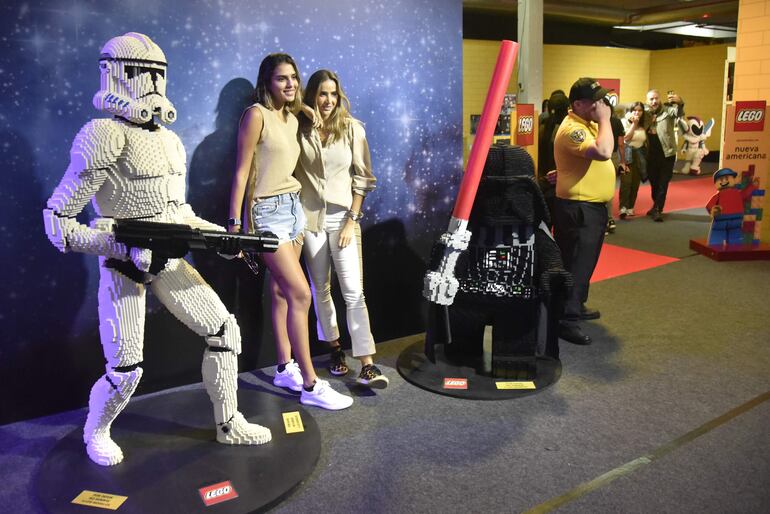 Diversas esculturas realizadas con ladrillos LEGO se pueden apreciar en este evento, además de poder tomarse unas fotografías con ellas.