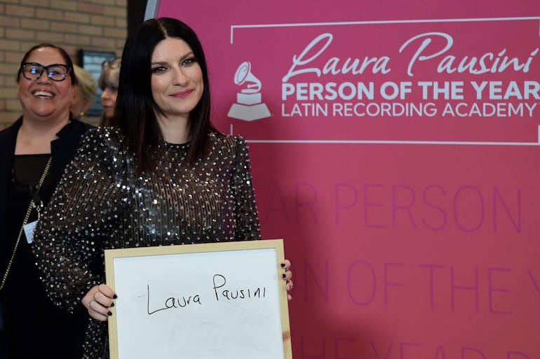 La cantante Laura Pausini posó ante los fotógrafos a su llegada al evento de Persona del Año de los Latin Grammy.