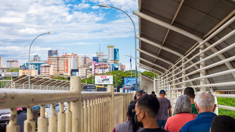 El paso, tanto vehicular como peatonal, a través del Puente de la Amistad es intenso.