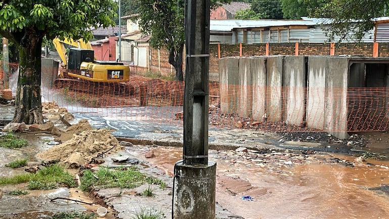 Vecinos cuentan que en los días de intensa lluvia, incluso tienen que abandonar sus casas para no ser afectados por los raudales.