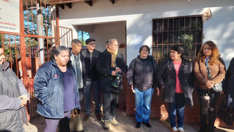 Docentes que se acercaron hoy al colegio Ysaty para los exámenes.