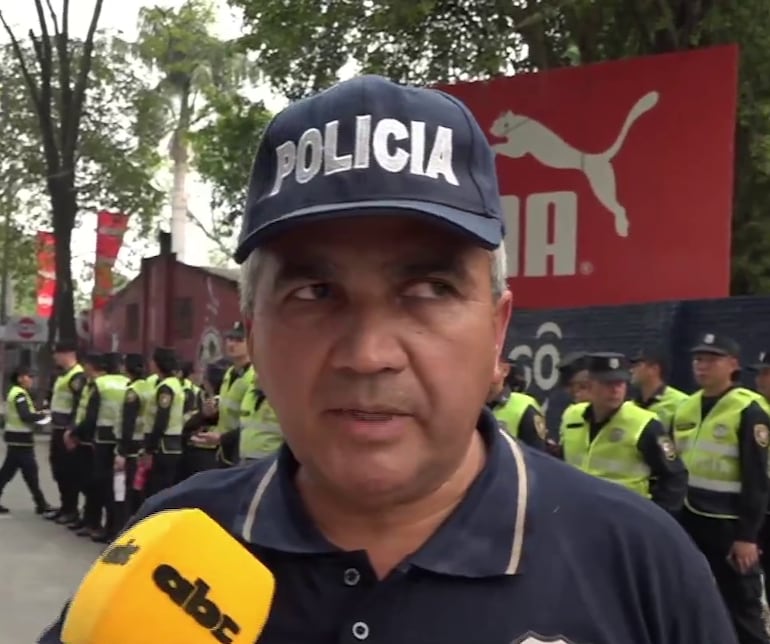 El comisario Mario Lesme fue destituido como jefe de Eventos Deportivos en Asunción de la Policía Nacional, tras el "cateo" irregular a niños en zona del Defensores del Chaco.