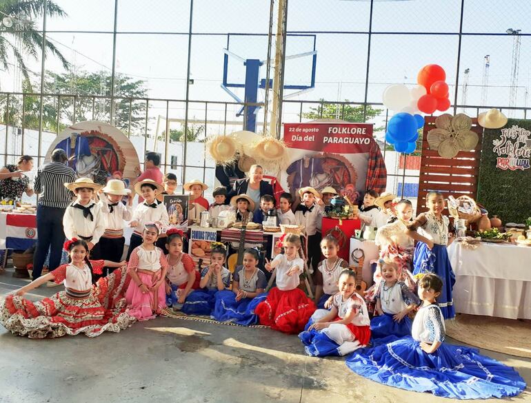 Los alumnos más pequeños del Niho Gakko lucen con gran orgullo el traje tradicional de nuestro país.