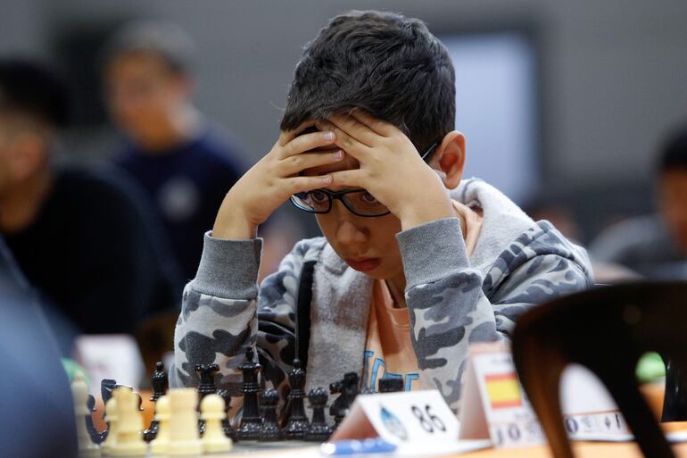 El argentino de 10 años Faustino Oro, urante su partida contra la española Lucía Follana Albelda Albelda, en la modalidad de 90 minutos más 30 segundos en el VIII Open Internacional de Semana Santa de San Vicente del Raspeig.