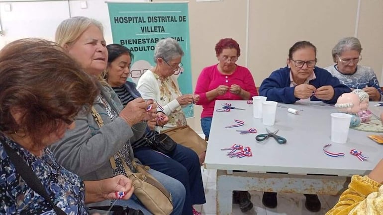 El taller de manualidades “Manos Creativas”, tendrá una duración de tres meses, en un primer grupo, y está enfocado en las manualidades, en el uso de las manos para mejorar la estimulación cognitiva, incentivar la creatividad y fomentar la socialización de las personas mayores.