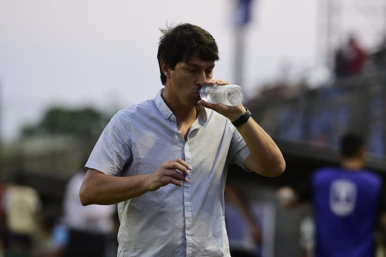 El entrenador Daniel Garnero (camisa) en el último partido con Libertad antes de asumir en la selección paraguaya.