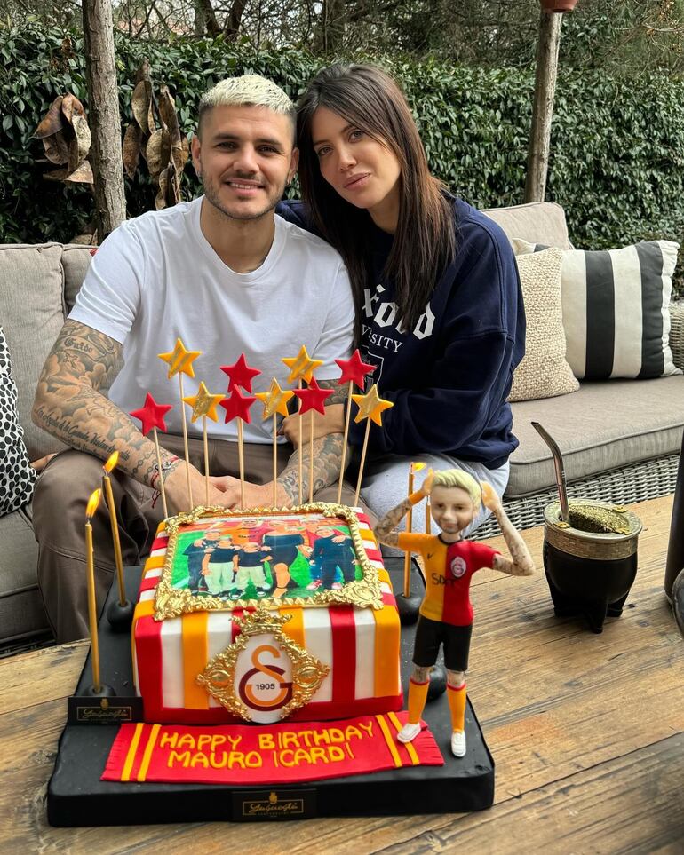 El cumpleañero Mauro Icardi posando con su esposa Wanda Nara junto a la tradicional torta. (Instagram/Wanda Nara)