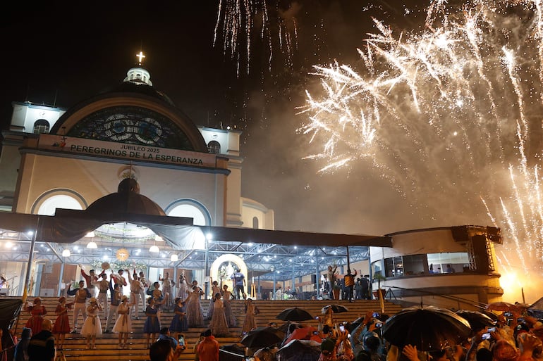 Fotografía de la celebración de una peregrinación en la Basílica de Nuestra Señora de los Milagros, este domingo en Caacupé (Paraguay).