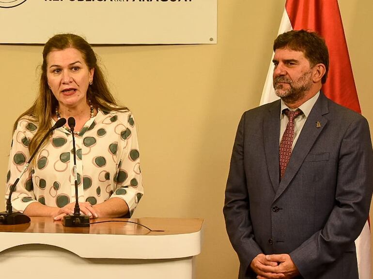 La ministra de Salud, María Teresa Barán, junto al presidente del IPS, Jorge Brítez (i) y Raúl Doria (d) titular del INCAN.