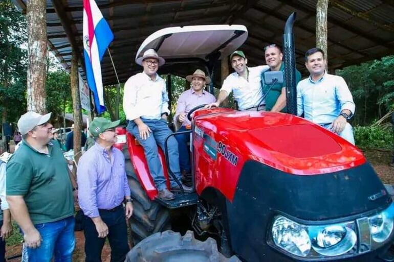 El ministro Carlos Giménez hace propaganda en redes sobre entrega de tractores.