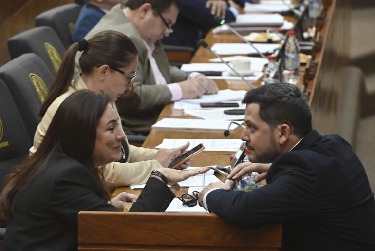 Los diputados colorados cartistas Rocío Abed y Raúl Latorre conversando durante la sesión de ayer.