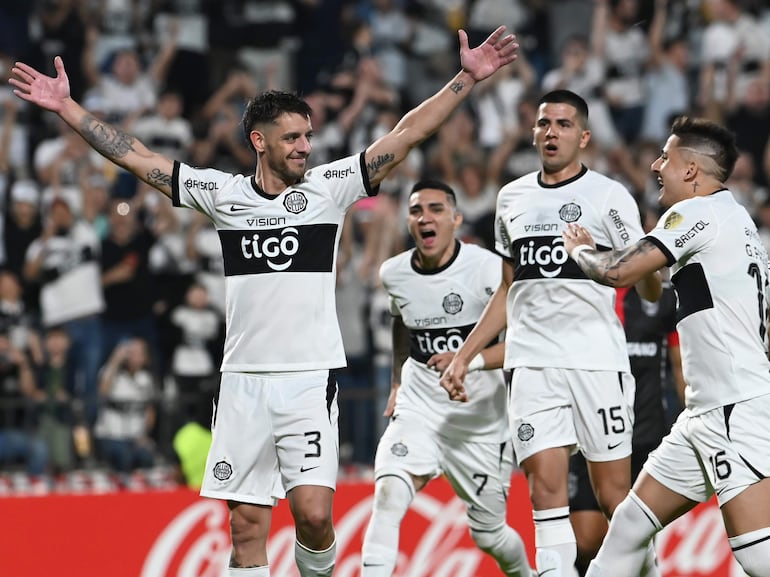 El uruguayo Alejandro Silva. jugador de Olimpia, celebra el gol contra Melgar por la fase de grupos de la Copa Libertadores en el estadio Manuel Ferreira, en Asunción.