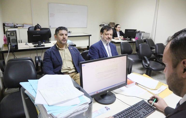  Óscar "Nenecho" Rodríguez y su abogado Claudio Lovera, durante la audiencia realizada en la secretaría del juzgado penal de Garantías Especializado en Delitos Económicos N° 2.