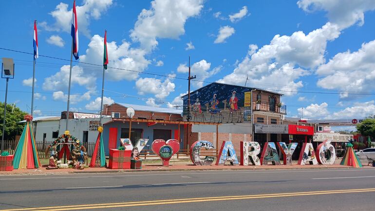 Letras corpóreas que forman el nombre del distrito y con las imágenes que caracterizan a la comunidad e Carayaó.