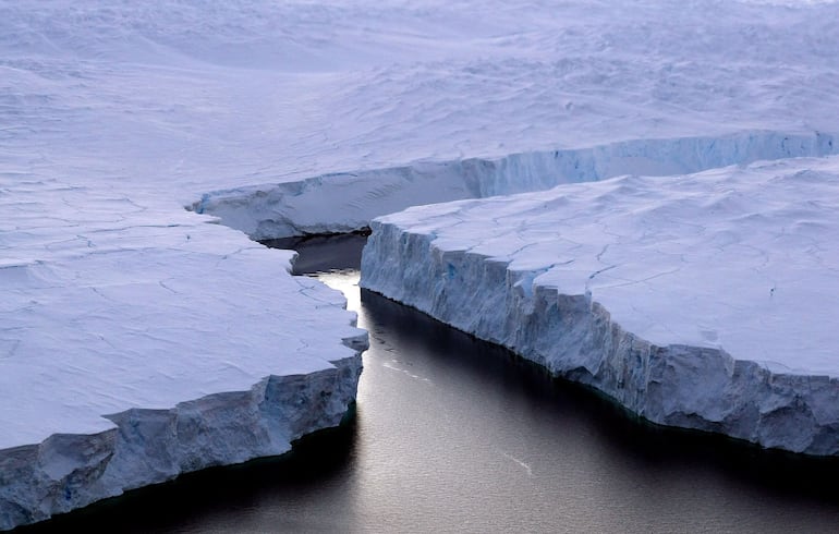 Un enorme iceberg se rompe en la costa Knox, en el territorio antártico australiano.