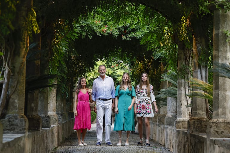 La reina Letizia, el rey Felipe VI, la princesa Leonor, y la infanta Sofía disfrutan de sus vacaciones en el Palacio de Marivent, en Palma de Mallorca, este lunes. 